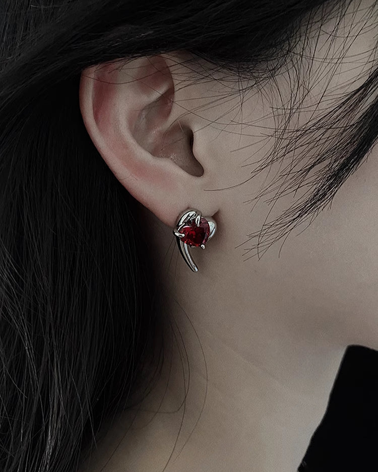 Crimson Pit Red Love Heart Pierce – 宵